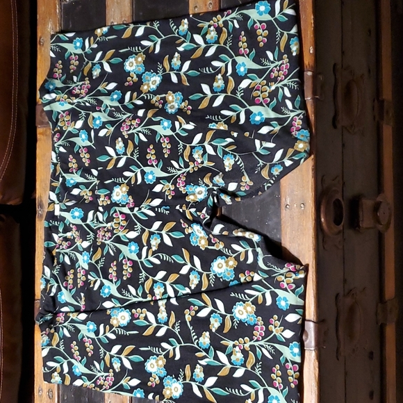 Lularoe tall and curvey leggings black with flowers - Picture 4 of 4